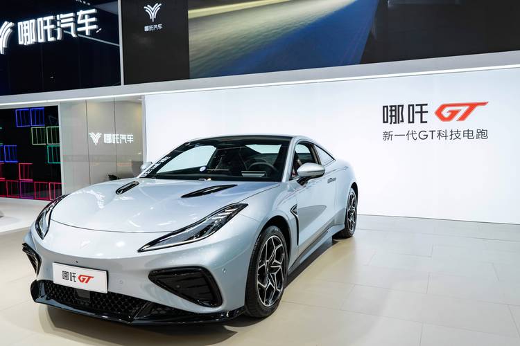 深圳310哪吒汽车在智能汽车领域的表现，领途汽车在新能源汽车市场中的影响力